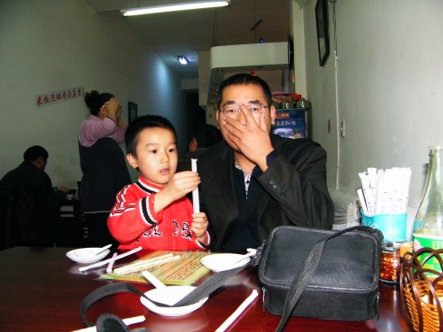 dad&son, 朱子卓和朱楚甲, family dined out after a joyful weekends with pc games.